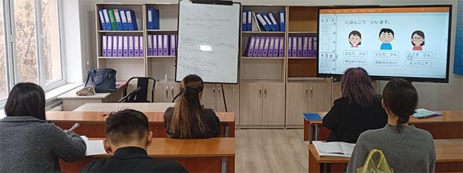 オシュ大学医療カレッジ日本語授業を開始
