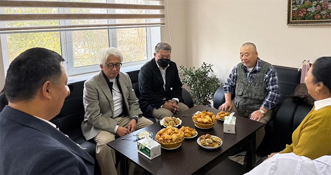 医療学部長室で日本の介護施設と介護についての説明