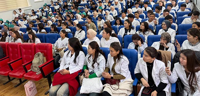 州立オシュ大学大講義室で日本の介護施設の説明会